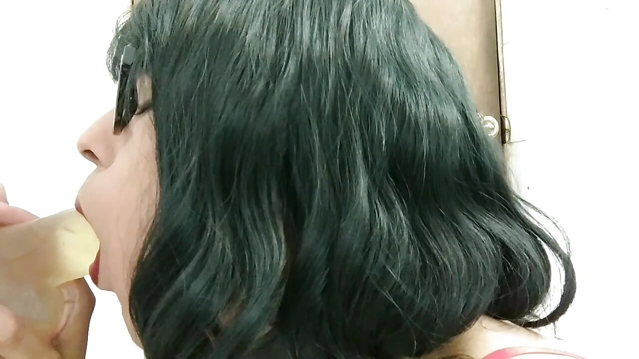 紅色情趣內衣的拉丁偽娘假陽具肛交後口交