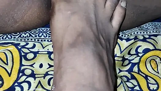 Üvey erkek kardeş üvey kız kardeşinin mastürbasyon yapıp mastürbasyon yapıyor