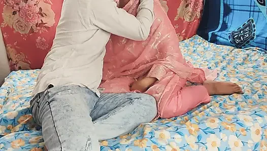 Çaresiz evli kadın partnere yarak ve dölle yalvarıyor