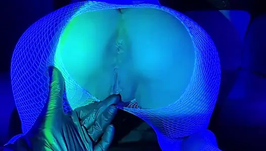 Круглая жопа с идеальной киской принимает массивный дилдо