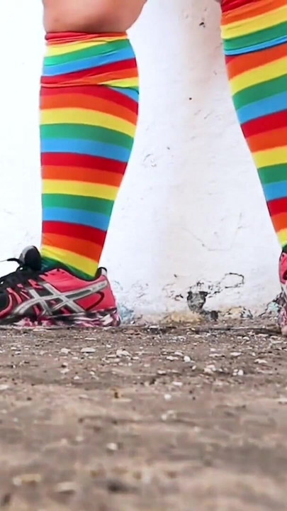 Karnaval'da Hot Brunette kocasını kaybediyor ve komşusuyla sevişiyor | Klip 1