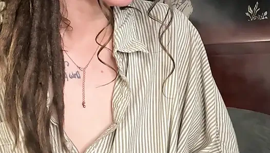 Annen sigara içme fetişini keşfetti ve fantezini gerçekleştiriyor