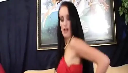 Brünette deutsche milf-hausfrau wird von monsterschwanz anal gefickt