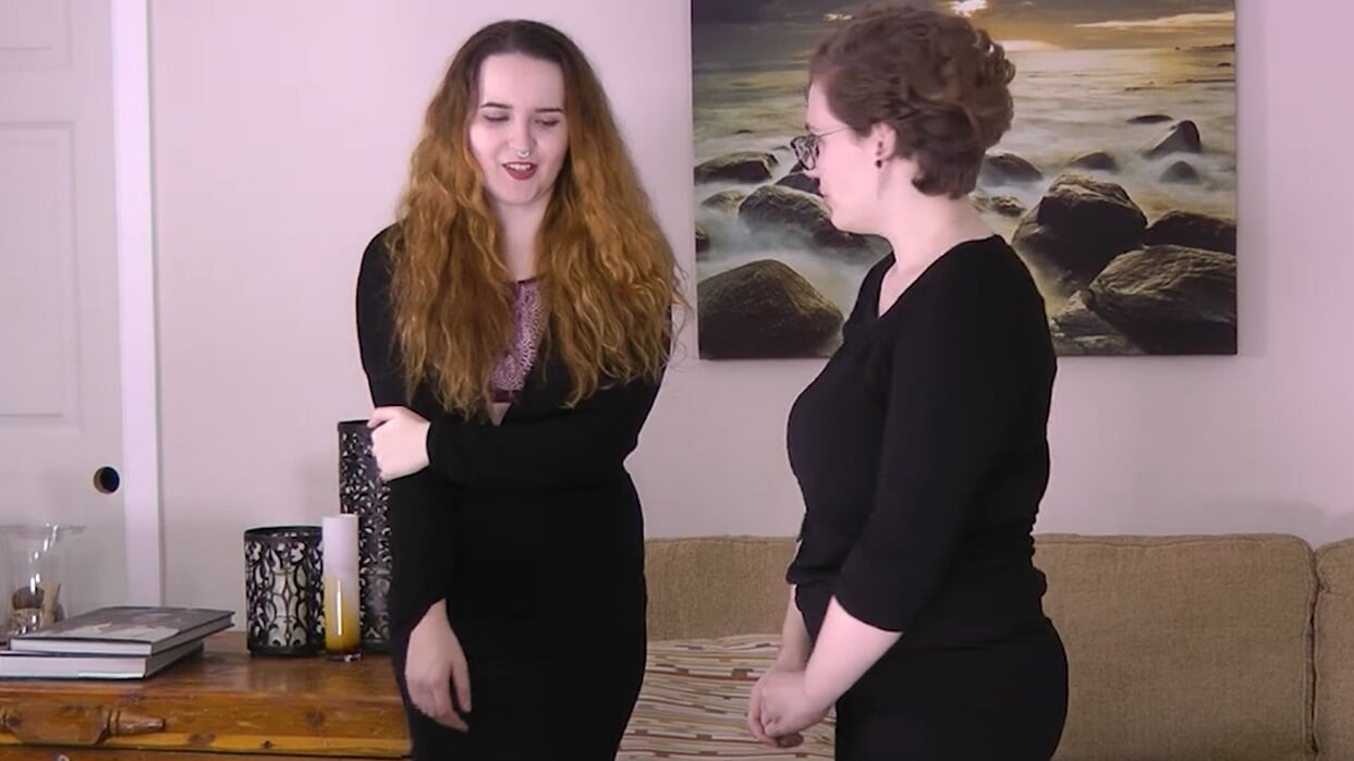 Ona se suočava sa štreberkom Roksi u igri striptiz memorije