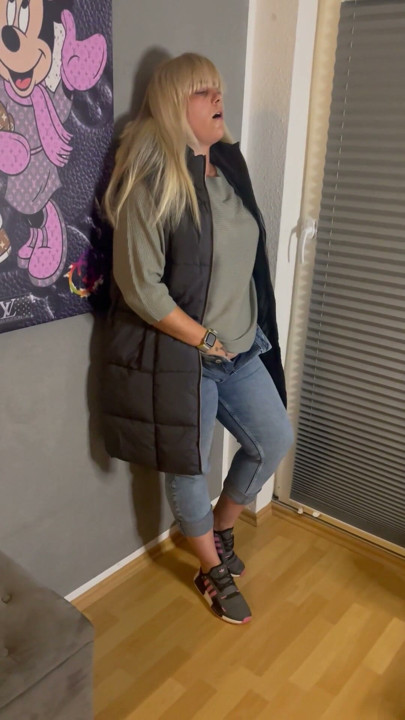 Bonie and Clyde Masturbation Stand Jeans Jacket Pussy Wet Fingering Rubbing Rubbing Clitoris Trembling Twitch Moaning… | Clip 1