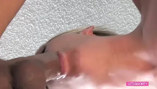 Sepong kontol dan di-gangbang 2 adegan dalam 1