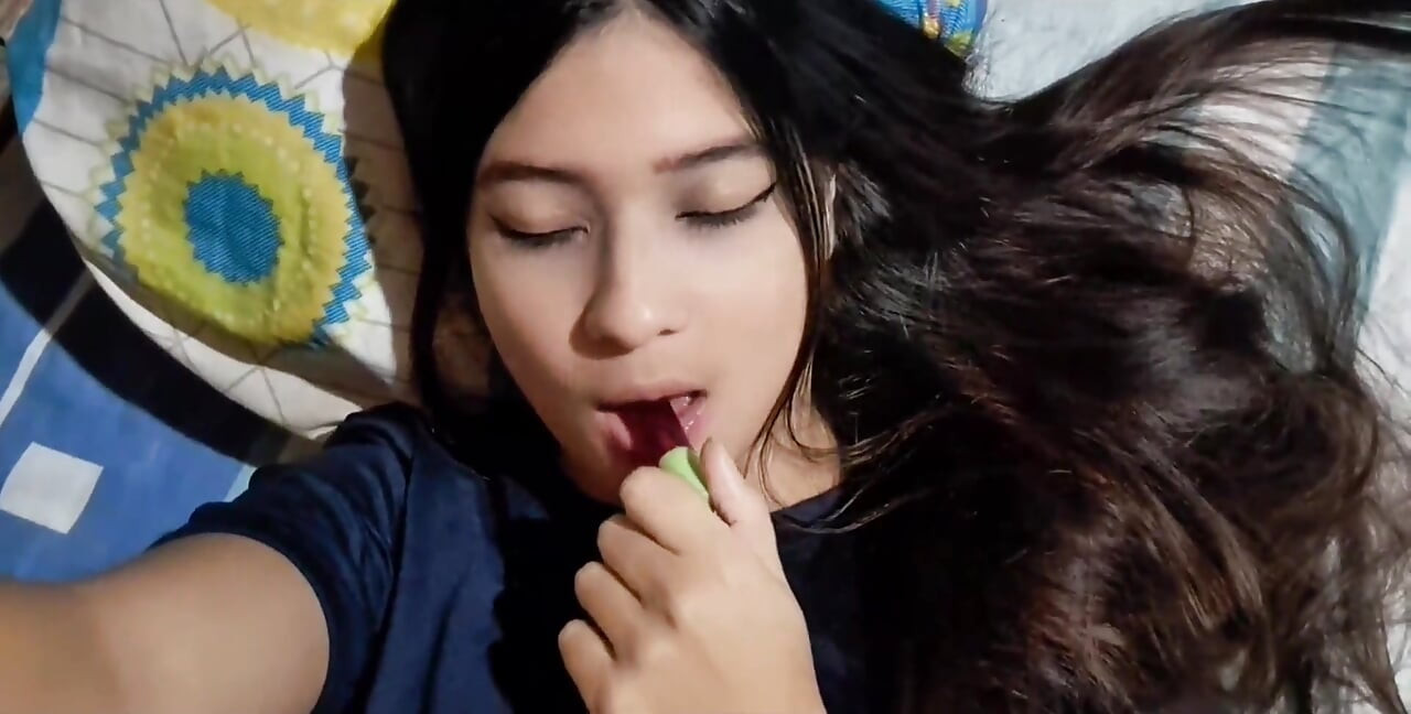 女孩變得火辣並炫耀她的大屁股