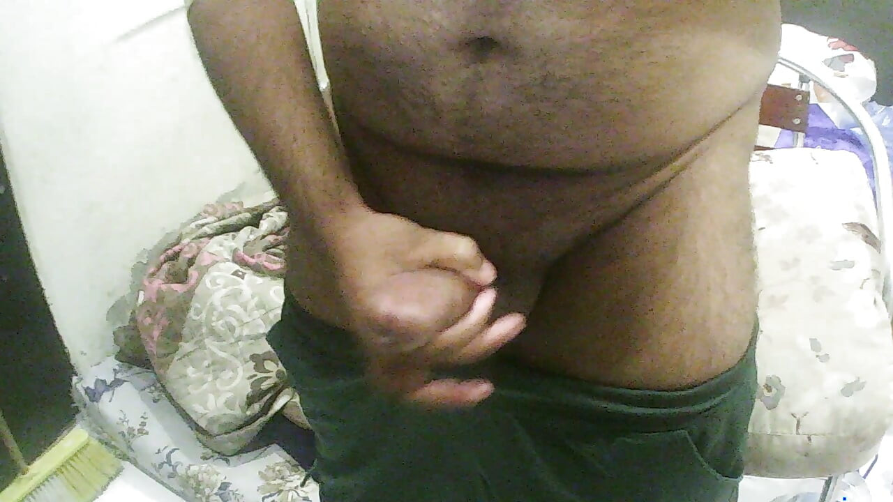 Mera badkismat land masal raha hoon