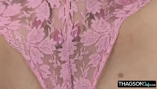 Verführerische brünette fingert ihre nasse muschi zum höhepunkt