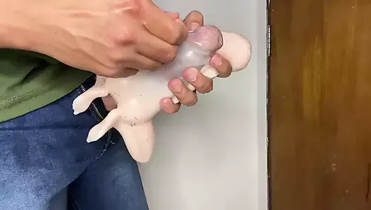 Une grosse bite déchire une poupée sexuelle