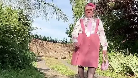 Bir akşam için küçük pembe kayışlı etek giymiş