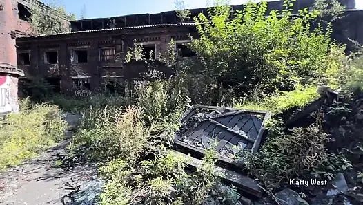 Застукал развязную сучку на старой фабрике и трахнул в задницу