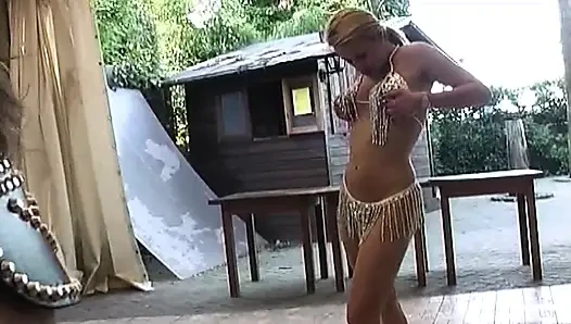Tante seksi rambut pirang ini dientot habis-habisan sama mainan seks favoritnya