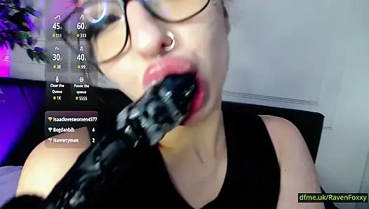Ravenfoxxy macht es zu einem sehr privaten Moment