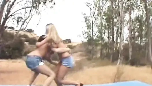 Сексуальные французские крошки занимаются горячим лесбийским экшеном на улице