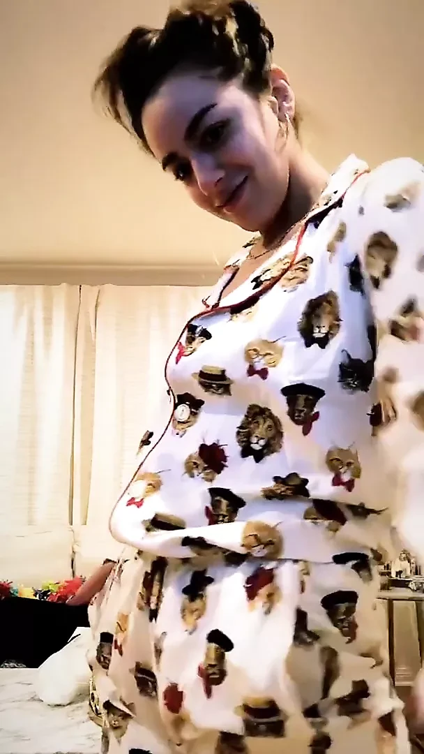 Chloe Benet 穿着睡衣的乳头滑倒