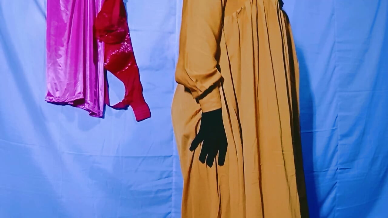 Soție indiană care coase pe mașină, dar are alte gânduri și ea