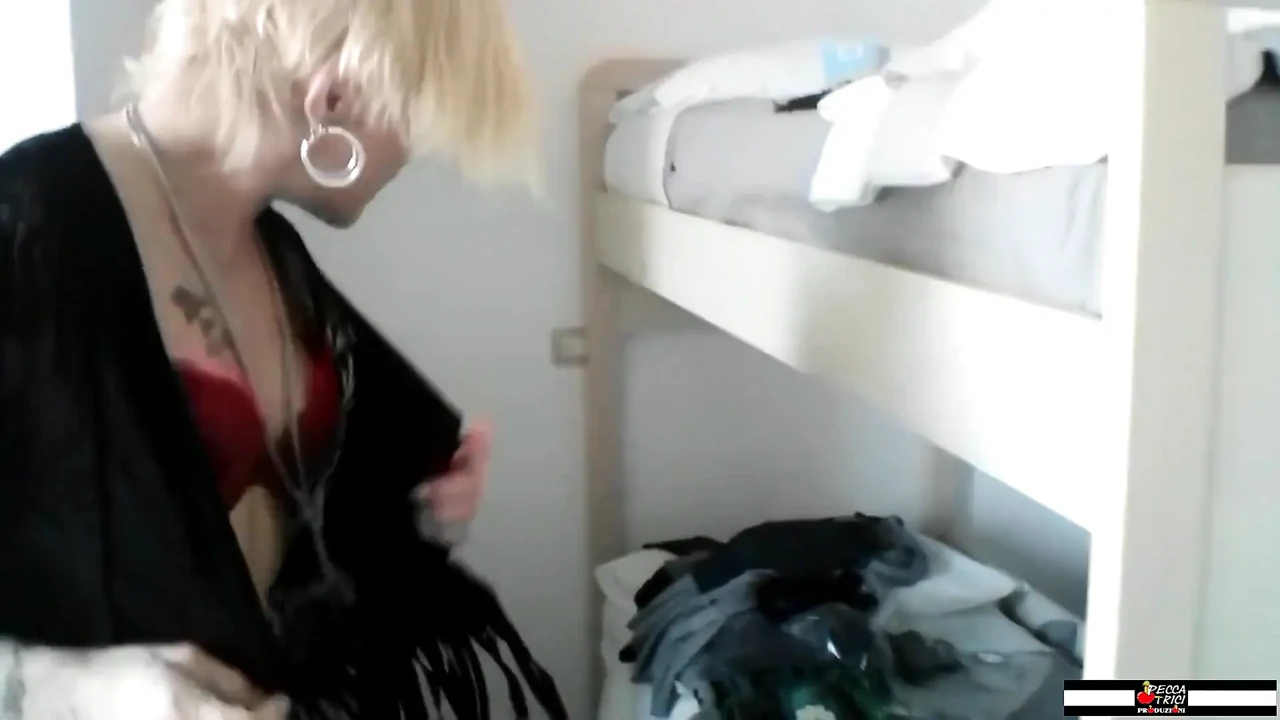 The mature bitch gets banged by the bar boy