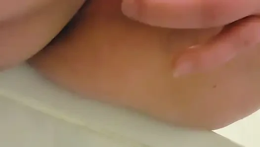 Büyük klitorisimle oynuyorum