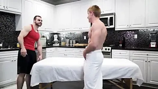A massagem se transforma em uma sessão de foda crua entre dois atletas em forma