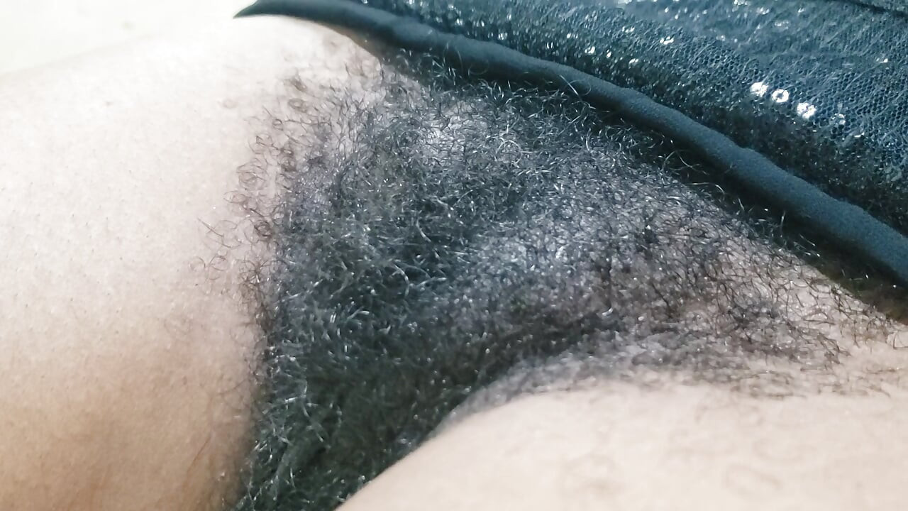 Dlakava pička brineta MILF s intimnim krupnim planom