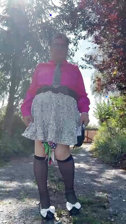 In a quick outfit with a fuchsia blouse for an evening