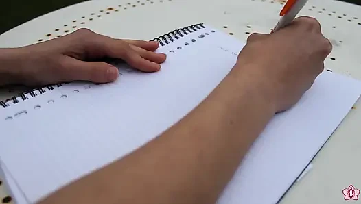 Köle Mila açık havada çürük sopalı poposuyla oynuyor