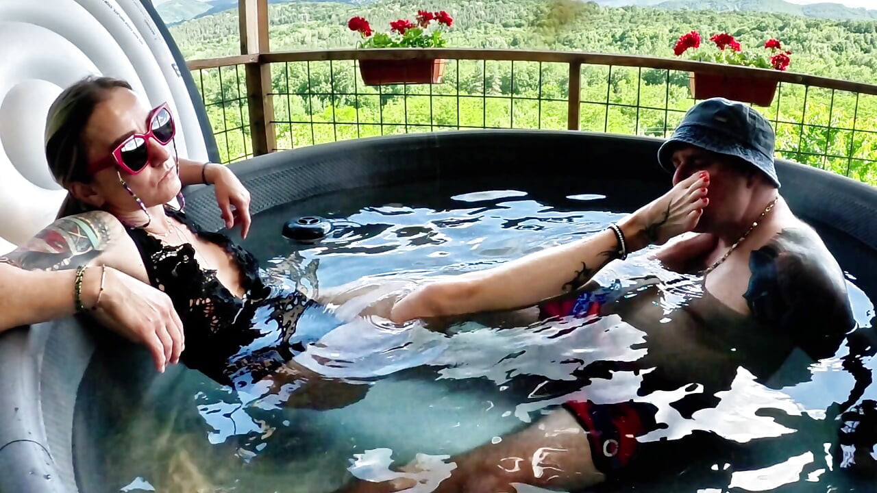 在水邊崇拜女王的放鬆時刻