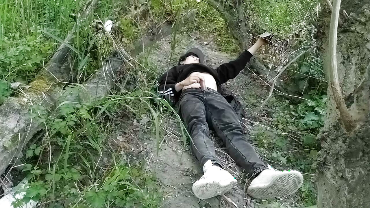 这个同性恋Twwink把他的鸡巴插进他的鸡巴，在外面撸管