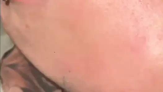 Сводная сестра делает минет, заканчивается чем-то другим.