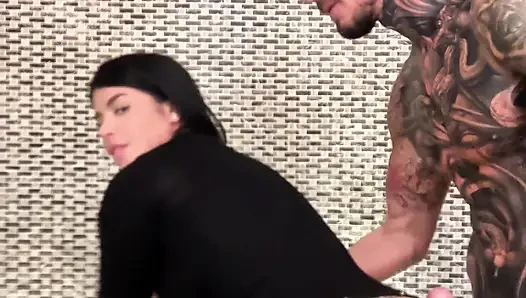 Sara Retali трахает Chris Diamond в ванной отеля