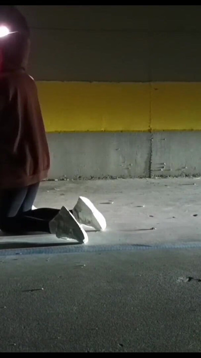 Genç evli kadın otoparkta bir hayranı tarafından sert sikiliyor | Klip 1