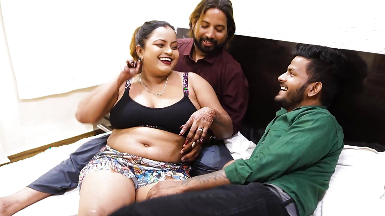 HINTLI DESI SEKSI GÜZEL KıZ IKI ERKEK ARKADAŞı ILE SERT SIKIŞIYOR