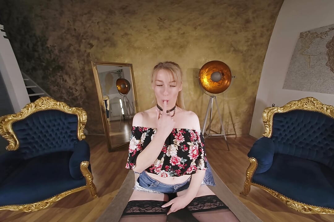 アリシアは自分自身を拳で拳で拳で殴るのが大好きです