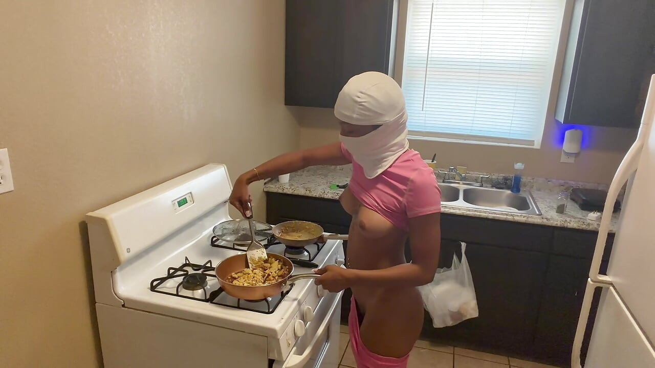 Hot babe naked making breakfast for her boyfriend m