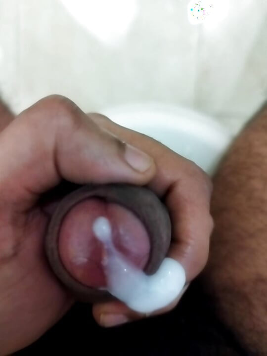 她让我在浴室里射精，而她和她的前男友做爱