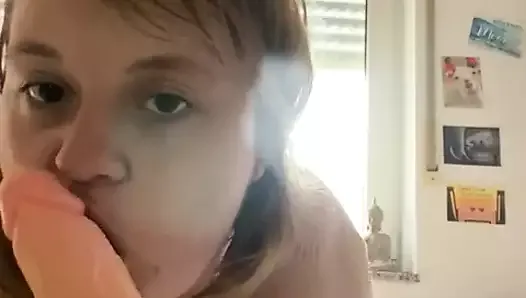 Une fille amputée innocente joue avec une bite
