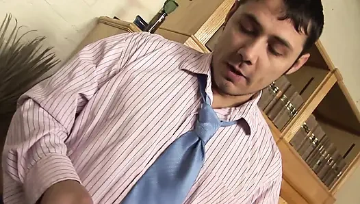 Cewek rambut cokelat toket besar dengan seragam kampus lagi asik ngentot di kelas