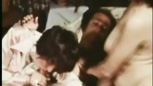 Lezbiyenler üçlü amcık yalıyor nostaljik amcık sikişi