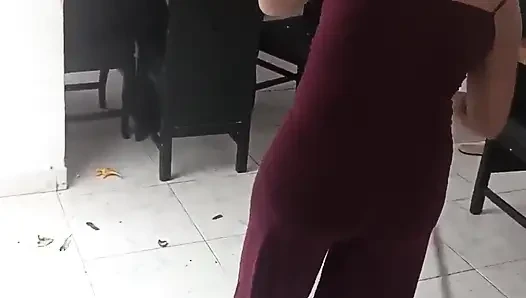 Keilimar putzt das haus, während ihr gelangweilter freund sie zu überzeugen versucht, seinen schwanz zu lutschen, aber am ende passiert etwas Verrücktes