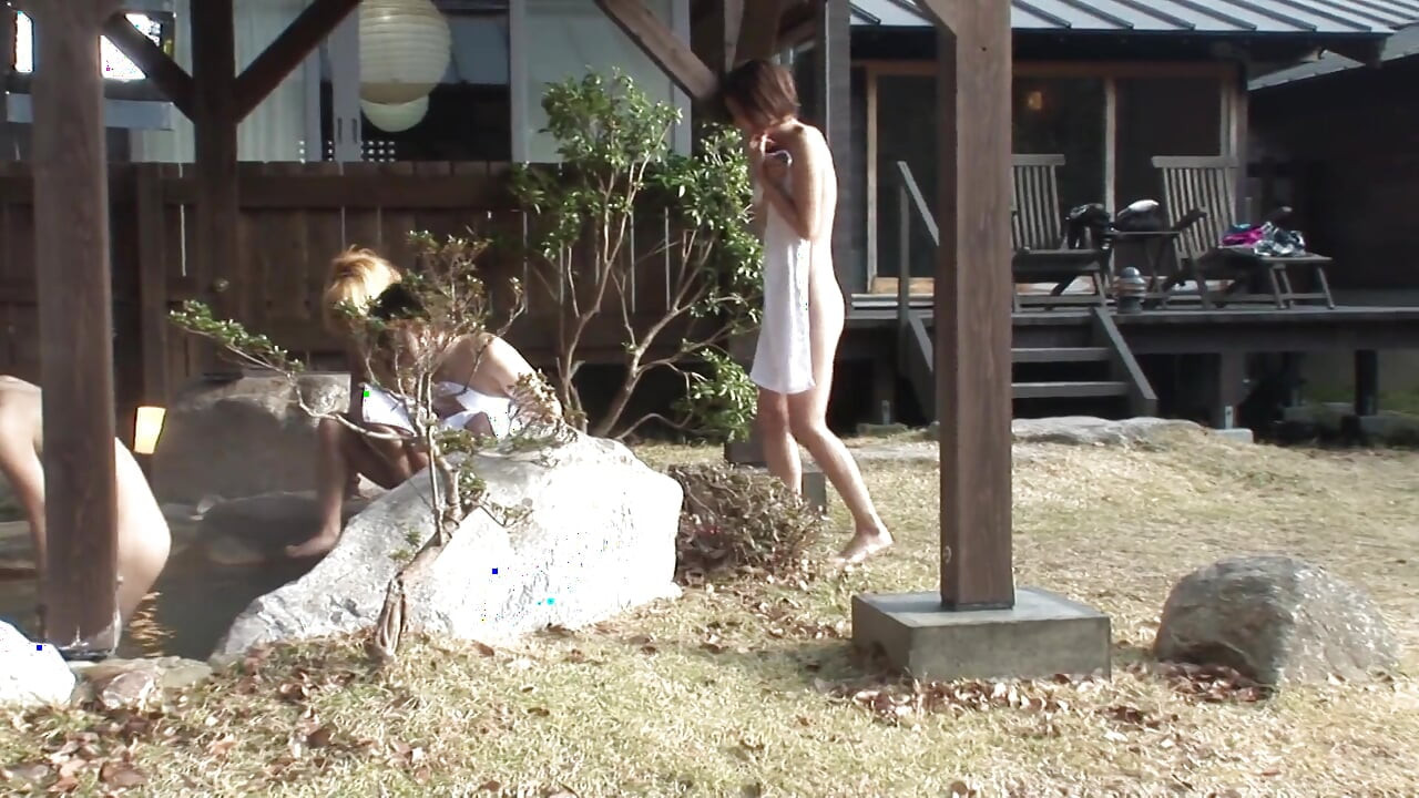 Dzikie japońskie spa orgia - napalone laski ruchają się w wannie z hydromasażem