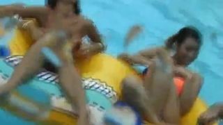 Mai Sakurai en babes worden aangeraakt bij het zwembad