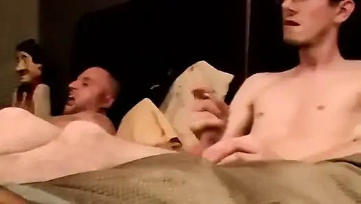 İki heteroseksüel oğlan mastürbasyon yapıyor