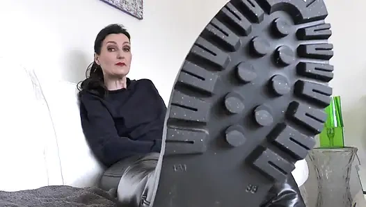 Dilinle sokak tabanlarımı yala! Lady Victoria Valente