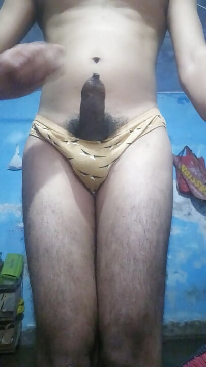包茎のエッチなインド人フェムボーイが義理の妹のパンティーを絶頂までけいちゃくちんして撫でる