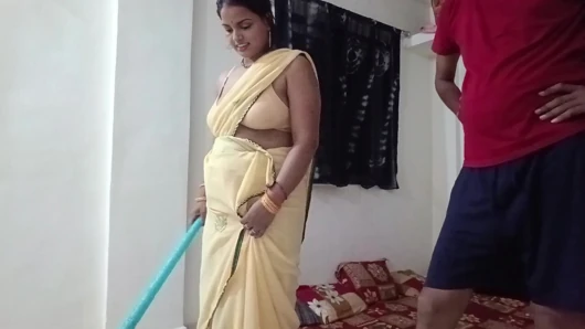 Riya Bhabhi sedang menyapu rumah tuannya, pemiliknya melakukan hubungan seksual dengan berbicara seksi.