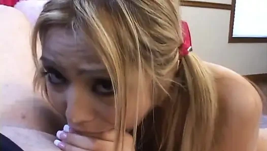 Сексуальная азиатская блондинка обожает большой член только во рту и сперма в рот