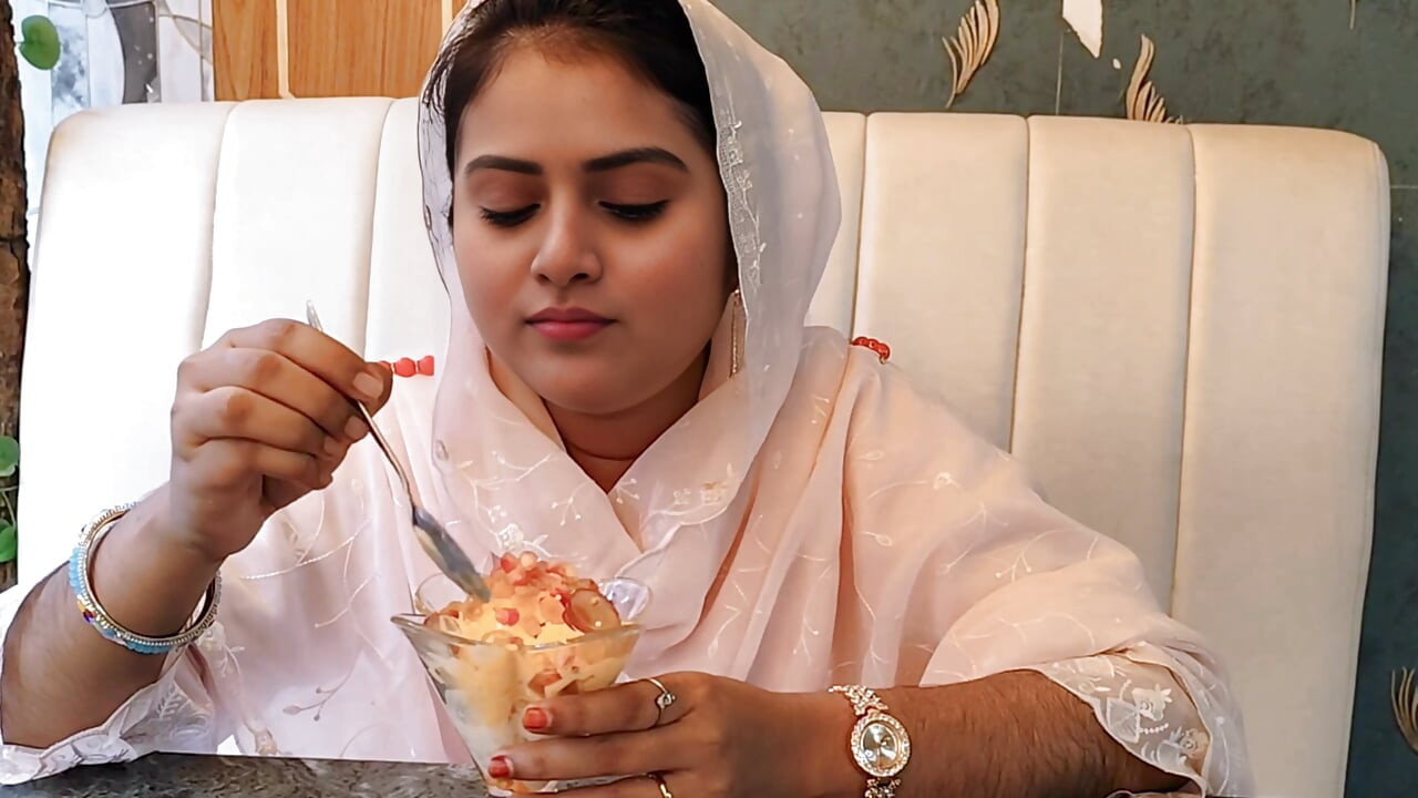 Jeg gikk rundt med kjæresten min. Jeg matet henne Kachchi biryani og tok henne med hjem og knullet henne for moro skyld Part_01 (Full Bangla Voice)