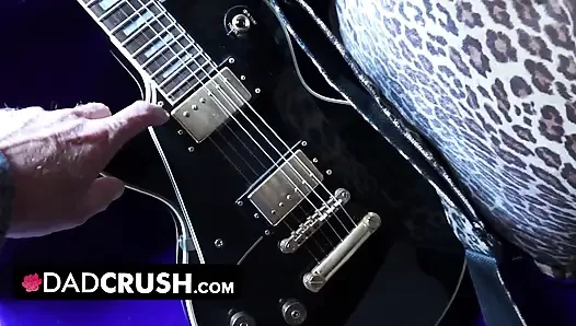 DadCrush - Сексуальная подтянутая крошка позволяет отчиму двигать трусиками и трахать ее пальцами на улице у бассейна