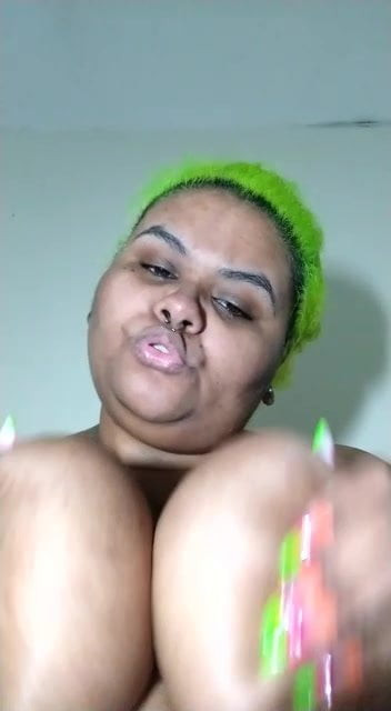 Žena sa velikim sisama